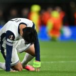 Son Heung-Min, do Tottenham Hotspur FC, olha para baixo durante a partida da Fase MD1 da Liga Europa 2024/25 da UEFA entre Tottenham Hotspur e Qarabag FK