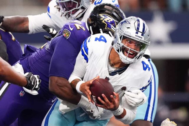 ARLINGTON, TEXAS - 22 DE SETEMBRO: O quarterback Dak Prescott nº 4 do Dallas Cowboys é abordado por Nnamdi Madubuike nº 92 do Baltimore Ravens durante o segundo quarto no AT&T Stadium em 22 de setembro de 2024 em Arlington, Texas. 