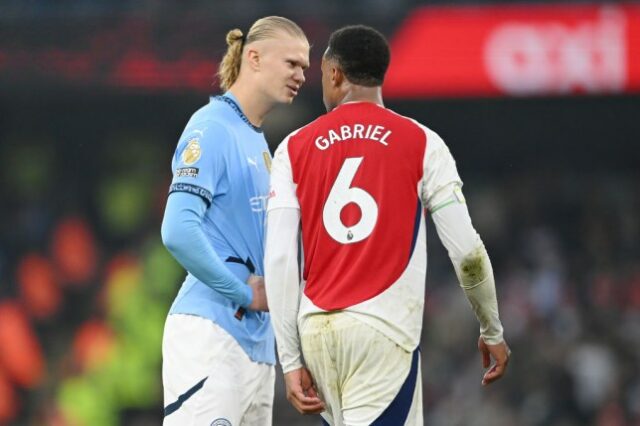 Erling Haaland, do Manchester City, fala com Gabriel do Arsenal durante a partida da Premier League entre Manchester City FC e Arsenal FC no Etihad Stadium