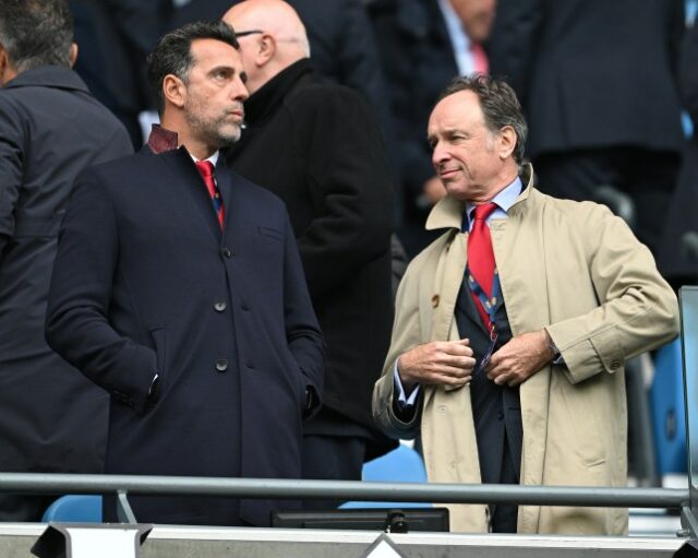 Tim Lewis fotografou assistindo o jogo do Arsenal contra o Manchester City no Etihad