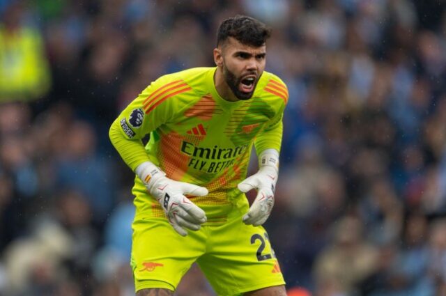 O goleiro do Arsenal David Raya durante a partida da Premier League entre Manchester City FC e Arsenal FC no Etihad Stadium