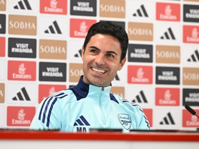 O técnico do Arsenal, Mikel Arteta, participa de uma coletiva de imprensa antes do jogo da Carabao Cup contra o Bolton