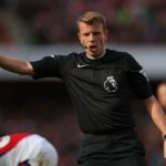 Sam Barrott fotografado arbitrando o jogo do Arsenal contra o Leicester City