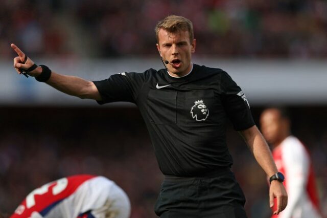 Sam Barrott fotografado arbitrando o jogo do Arsenal contra o Leicester City