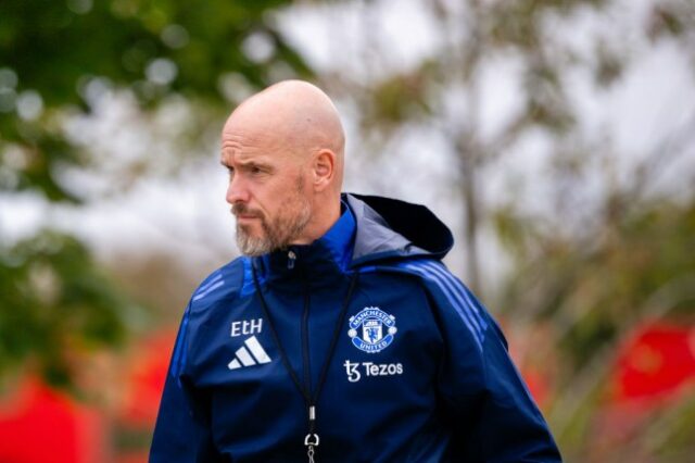 O técnico Erik ten Hag, do Manchester United, em ação durante a sessão de treinamento da Fase MD1 da UEFA Europa League 2024/25