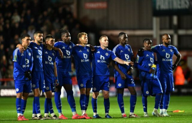 Jogadores do Leicester City observam a disputa de pênaltis contra o Walsall