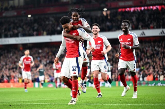 Ethan Nwaneri fotografado em ação pelo Arsenal contra o Bolton