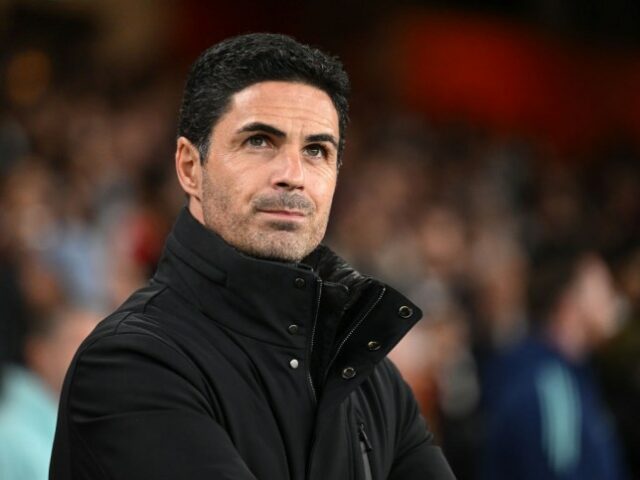 O técnico do Arsenal, Mikel Arteta, antes da partida da terceira rodada da Carabao Cup entre Arsenal e Bolton Wanderers no Emirates Stadium