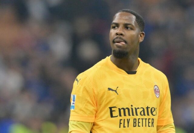 Mike Maignan observa durante a partida da Série A entre Inter e AC Milan