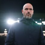 Erik ten Hag observa durante a Liga Europa entre Manchester United e FC Twente