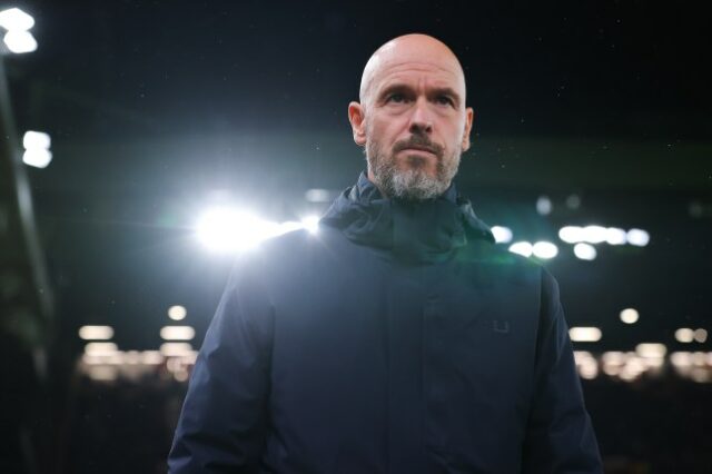 Erik ten Hag observa durante a Liga Europa entre Manchester United e FC Twente