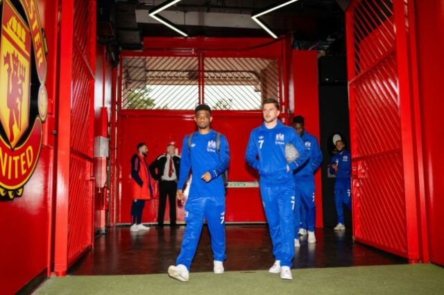 A equipe do Man Utd chegando a Old Trafford para o jogo do Tottenham