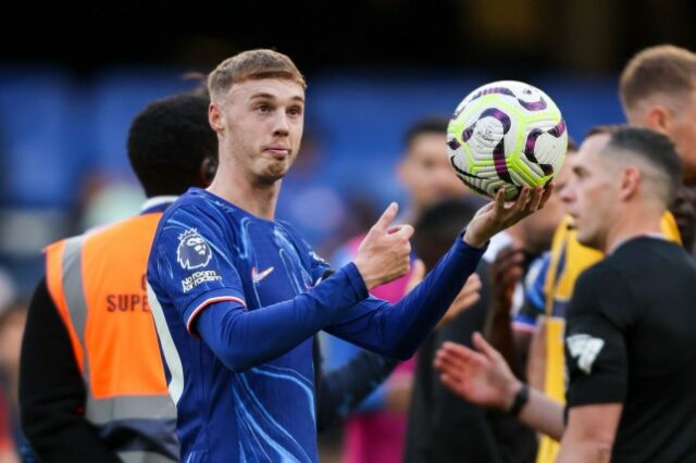 A estrela do Chelsea, Cole Palmer, comemora os quatro gols contra o Brighton