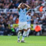 Ilkay Gundogan fotografado parecendo abatido após o gol do Newcastle contra o Manchester City