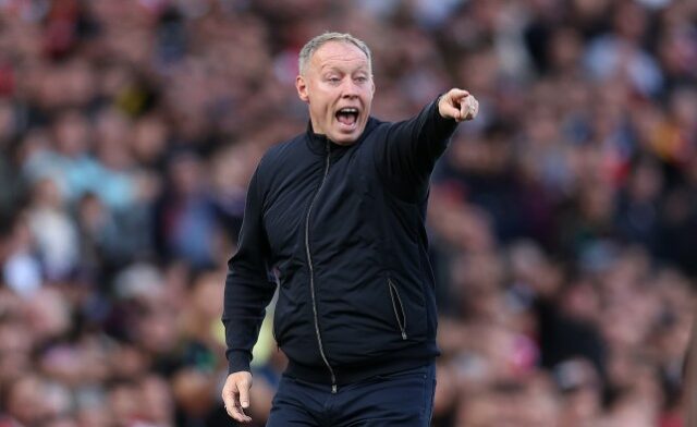 O técnico do Leicester City, Steve Cooper, grita instruções para seu time contra o Arsenal