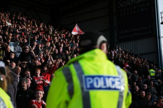 Ele adoeceu durante Dundee x Aberdeen no sábado