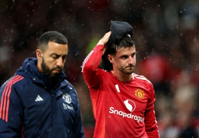 O jogador do Manchester United, Mason Mount, sai de campo com uma lesão durante a partida da Premier League contra o Tottenham