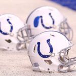 Os capacetes do Indianapolis Colts ficam de lado durante o aquecimento antes do jogo AFC Wild Card contra o Cincinnati Bengals no Lucas Oil Stadium em 4 de janeiro de 2015 em Indianápolis, Indiana.