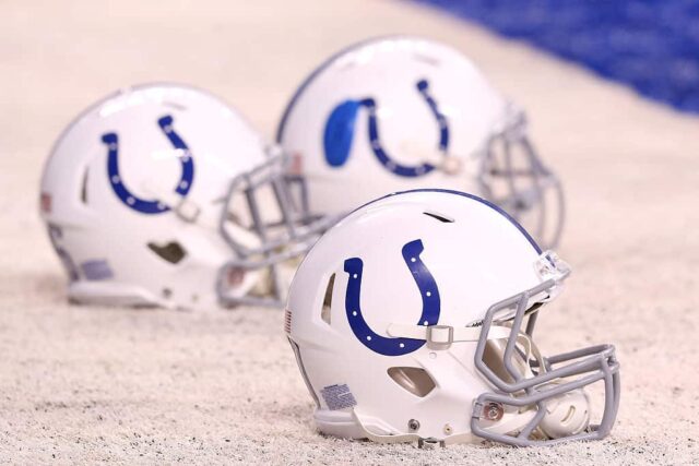 Os capacetes do Indianapolis Colts ficam de lado durante o aquecimento antes do jogo AFC Wild Card contra o Cincinnati Bengals no Lucas Oil Stadium em 4 de janeiro de 2015 em Indianápolis, Indiana.