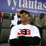 PRIENAI, LITUÂNIA - 05 DE JANEIRO: LaVar Ball, pai de LaMelo e LiAngelo Ball observa durante sua primeira sessão de treinamento com o time de basquete da Lituânia Vytautas Prienai em 5 de janeiro de 2018 em Prienai, Lituânia.