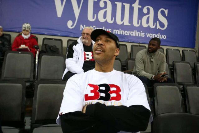 PRIENAI, LITUÂNIA - 05 DE JANEIRO: LaVar Ball, pai de LaMelo e LiAngelo Ball observa durante sua primeira sessão de treinamento com o time de basquete da Lituânia Vytautas Prienai em 5 de janeiro de 2018 em Prienai, Lituânia.