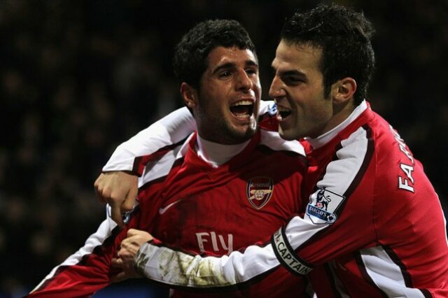 Fran Merida, do Arsenal, comemora o segundo gol de seu time com seu companheiro Cesc Fabregas (R) durante a partida da Barclays Premier League entre Bolton Wanderers e Arsenal no Reebok Stadium em 17 de janeiro de 2010 em Bolton, Inglaterra.