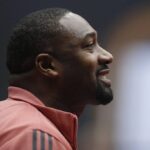 O técnico Gilbert Arenas dos Inimigos comemora contra a Trilogia durante a Semana Seis do BIG3 no Comerica Center em 23 de julho de 2022 em Frisco, Texas.