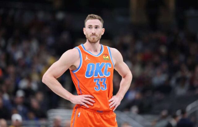 INDIANÁPOLIS, INDIANA - 05 DE ABRIL: Gordon Hayward #33 do Oklahoma City Thunder contra o Indiana Pacers em Gainbridge Fieldhouse em 05 de abril de 2024 em Indianápolis, Indiana. NOTA AO USUÁRIO: O Usuário reconhece e concorda expressamente que, ao baixar e/ou usar esta fotografia, o Usuário está concordando com os termos e condições do Contrato de Licença da Getty Images.