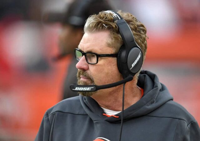 CLEVELAND, OH - 23 DE DEZEMBRO: O técnico Gregg Williams do Cleveland Browns observa durante o segundo tempo contra o Cincinnati Bengals no FirstEnergy Stadium em 23 de dezembro de 2018 em Cleveland, Ohio.