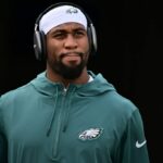 TAMPA, FLÓRIDA - 25 DE SETEMBRO: Haason Reddick nº 7 do Philadelphia Eagles se aquece antes de um jogo contra o Tampa Bay Buccaneers no Raymond James Stadium em 25 de setembro de 2023 em Tampa, Flórida.