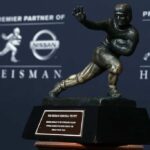 NOVA IORQUE, NY - 09 DE DEZEMBRO: O Troféu Heisman é exibido em uma coletiva de imprensa para a Apresentação do Troféu Heisman 2017 em 9 de dezembro de 2017 na cidade de Nova York.