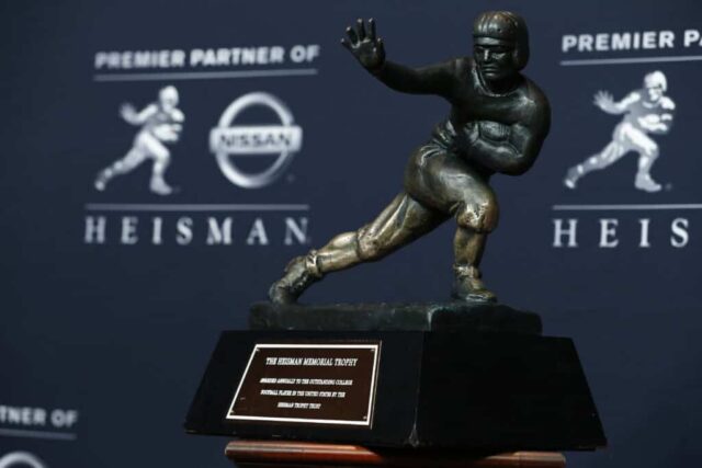 NOVA IORQUE, NY - 09 DE DEZEMBRO: O Troféu Heisman é exibido em uma coletiva de imprensa para a Apresentação do Troféu Heisman 2017 em 9 de dezembro de 2017 na cidade de Nova York. 