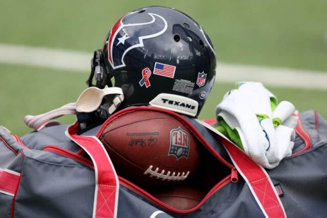 BALTIMORE, MARYLAND - 10 DE SETEMBRO: Um capacete do Houston Texans fica na linha lateral durante o jogo dos Texans e do Baltimore Ravens no M&T Bank Stadium em 10 de setembro de 2023 em Baltimore, Maryland.