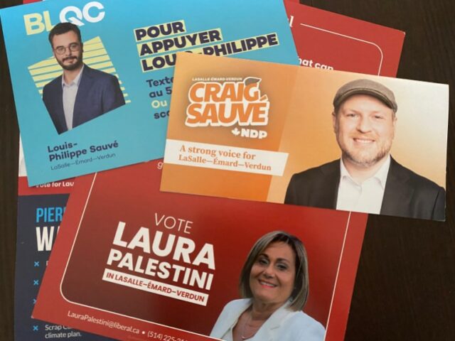 Panfletos de campanha para os principais candidatos nas eleições suplementares de Montreal