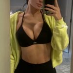 Kylie Jenner tira uma selfie no espelho em Alo Yoga.