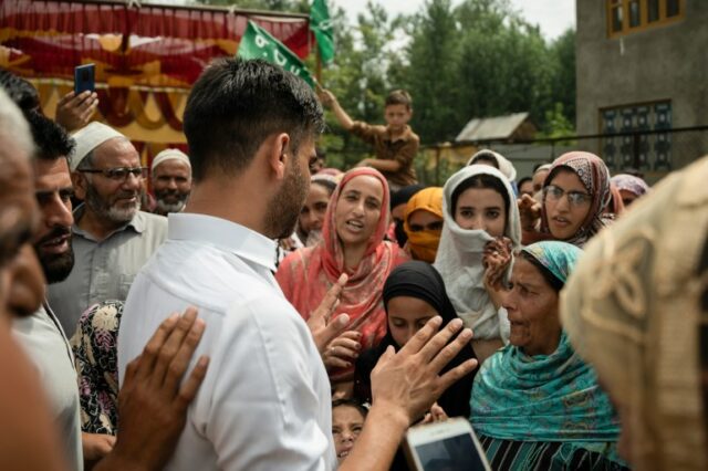     Waheed Para interagindo com eleitores em seu distrito eleitoral de Pulwama, no sul da Caxemira, durante sua campanha eleitoral. (Abrar Fayaz/Al Jazeera)