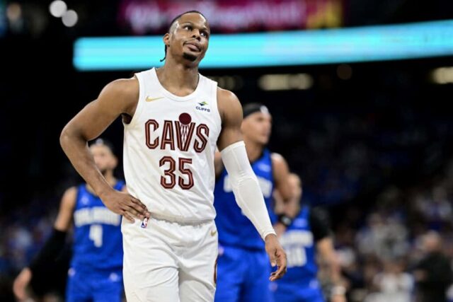 ORLANDO, FLÓRIDA - 03 DE MAIO: Isaac Okoro # 35 do Cleveland Cavaliers reage contra o Orlando Magic durante o segundo quarto do jogo seis dos playoffs da primeira rodada da Conferência Leste no Kia Center em 03 de maio de 2024 em Orlando, Flórida. NOTA AO USUÁRIO: O usuário reconhece e concorda expressamente que, ao baixar e/ou usar esta fotografia, o usuário concorda com os termos e condições do Contrato de Licença da Getty Images. 