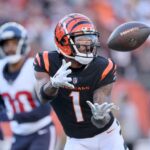 CINCINNATI, OHIO - 12 DE NOVEMBRO: Ja'Marr Chase # 1 do Cincinnati Bengals recebe um passe para touchdown contra o Houston Texans no Paycor Stadium em 12 de novembro de 2023 em Cincinnati, Ohio.