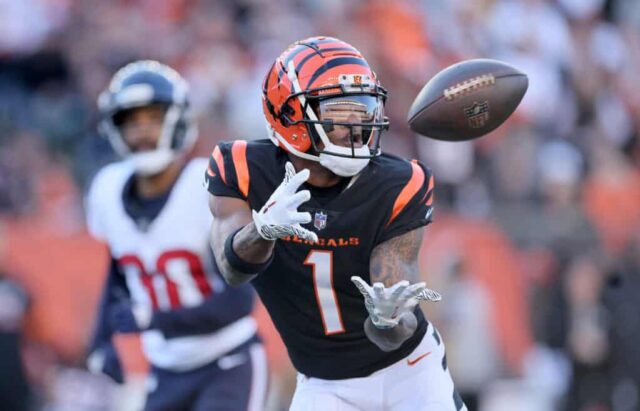 CINCINNATI, OHIO - 12 DE NOVEMBRO: Ja'Marr Chase # 1 do Cincinnati Bengals recebe um passe para touchdown contra o Houston Texans no Paycor Stadium em 12 de novembro de 2023 em Cincinnati, Ohio.