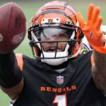 CINCINNATI, OHIO - 08 DE JANEIRO: Ja'Marr Chase # 1 do Cincinnati Bengals comemora depois de fazer uma recepção durante o terceiro quarto contra o Baltimore Ravens no Paycor Stadium em 08 de janeiro de 2023 em Cincinnati, Ohio