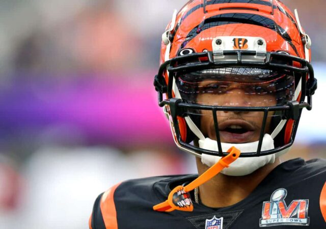 Ja'Marr Chase nº 1 do Cincinnati Bengals assiste durante o primeiro quarto do Super Bowl LVI contra o Los Angeles Rams no SoFi Stadium em 13 de fevereiro de 2022 em Inglewood, Califórnia.