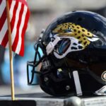 Um capacete do Jacksonville Jaguars é visto no TIAA Bank Field em 18 de novembro de 2018 em Jacksonville, Flórida.