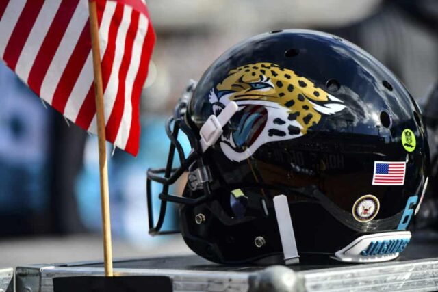 Um capacete do Jacksonville Jaguars é visto no TIAA Bank Field em 18 de novembro de 2018 em Jacksonville, Flórida.