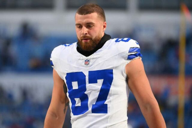 ORCHARD PARK, NOVA IORQUE - 17 DE DEZEMBRO: Jake Ferguson # 87 do Dallas Cowboys observa antes de um jogo contra o Buffalo Bills no Highmark Stadium em 17 de dezembro de 2023 em Orchard Park, Nova York.