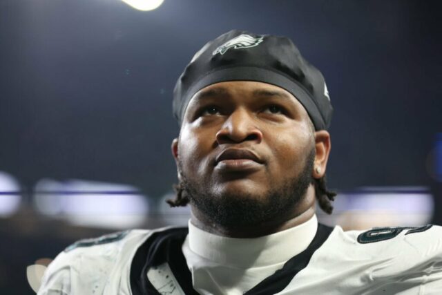 SEATTLE, WASHINGTON - 18 DE DEZEMBRO: Jalen Carter # 98 do Philadelphia Eagles observa durante o jogo no Lumen Field em 18 de dezembro de 2023 em Seattle, Washington.