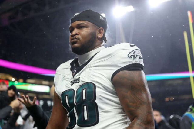 SEATTLE, WASHINGTON - 18 DE DEZEMBRO: Jalen Carter # 98 do Philadelphia Eagles se aquece antes de um jogo contra o Seattle Seahawks no Lumen Field em 18 de dezembro de 2023 em Seattle, Washington. 