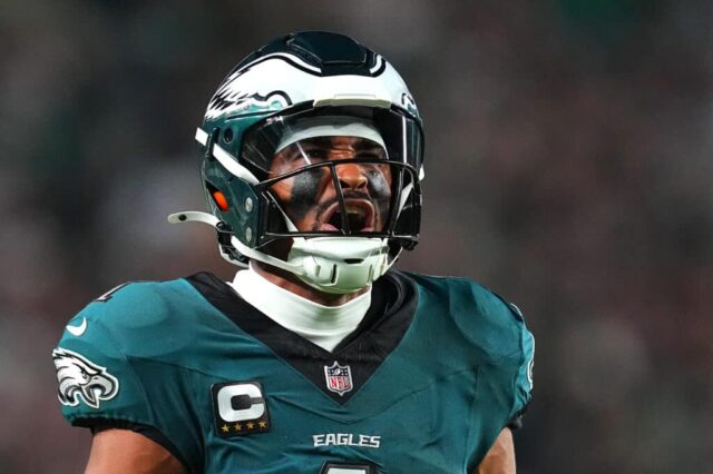 FILADÉLFIA, PENSILVÂNIA - 16 DE SETEMBRO: Jalen Hurts # 1 do Philadelphia Eagles comemora uma corrida contra o Atlanta Falcons durante o segundo quarto do jogo no Lincoln Financial Field em 16 de setembro de 2024 na Filadélfia, Pensilvânia