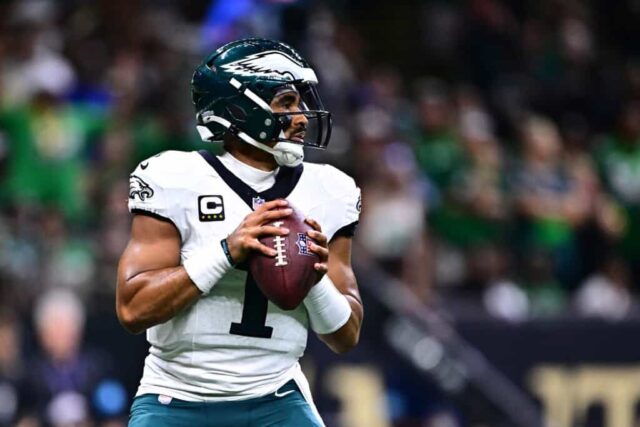 NOVA ORLEÃES, LOUISIANA - 22 DE SETEMBRO: O quarterback Jalen Hurts nº 1 do Philadelphia Eagles recua para passar contra o New Orleans Saints durante o segundo quarto no Caesars Superdome em 22 de setembro de 2024 em Nova Orleans, Louisiana. 