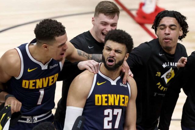 DENVER, COLORADO - 29 DE ABRIL: Jamal Murray nº 27 do Denver Nuggets comemora com seus companheiros de equipe depois de fazer uma cesta nos segundos finais para derrotar o Los Angeles Lakers durante o quinto jogo dos Playoffs da Primeira Rodada da Conferência Oeste na Ball Arena em 29 de abril, 2024 em Denver, Colorado. NOTA AO USUÁRIO: O Usuário reconhece e concorda expressamente que, ao baixar e/ou usar esta fotografia, o Usuário está concordando com os termos e condições do Contrato de Licença da Getty Images. 