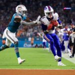 MIAMI GARDENS, FLÓRIDA - 12 DE SETEMBRO: James Cook nº 4 do Buffalo Bills marca um touchdown contra o Miami Dolphins durante o primeiro quarto do jogo no Hard Rock Stadium em 12 de setembro de 2024 em Miami Gardens, Flórida.